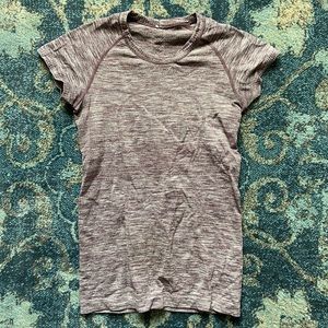 Lululemon - fitted short sleeve top